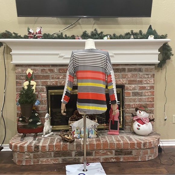 New Light striped top with crocheted sleeves / S / Excellent condition - Picture 10 of 12